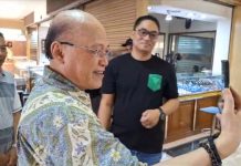 PUI Siaran Langsung ‘Facebook Live’ di Pasar Rawa Bening. Mario Teguh Curi Perhatian Pengunjung